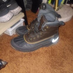 Nike boots sz9