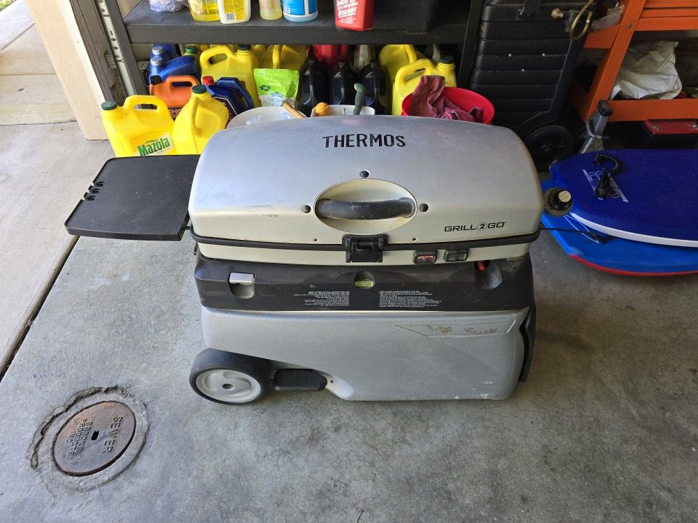 THERMOS Fire & Ice Grill 2 Go Portable Grill And Cooler Ice Chest Combo