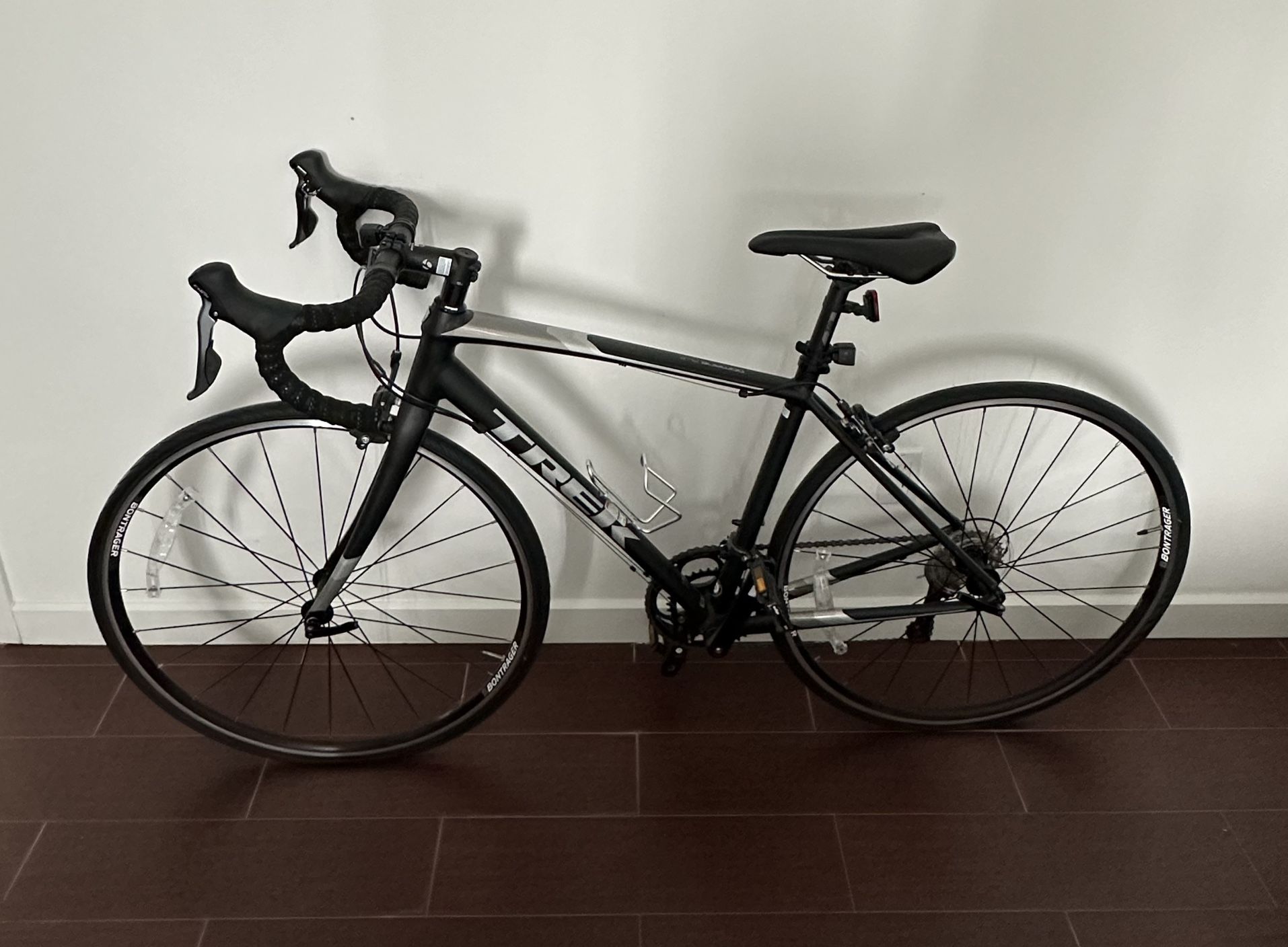 Trek Domane AL 2 Like New 52cm 2018 Black and Bontrager ReCharger Floor Pump