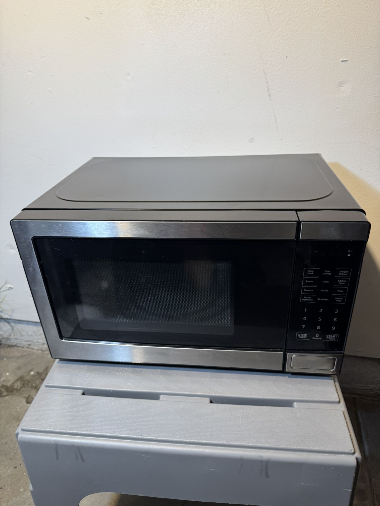KITCHEN MICROWAVE