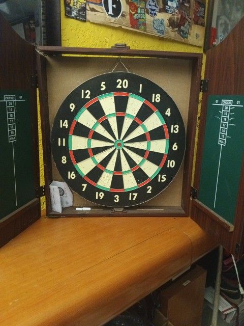Wood-Cased Dartboard Cabinet with Chalk Scorekeepers – Classic Pub Style