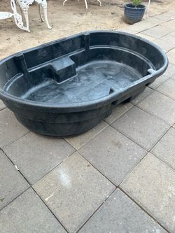 Rubbermaid Large Oval Livestock Water Trough