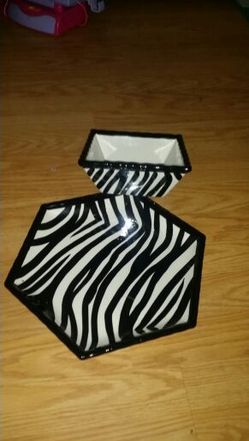 Zebra plater and dip bowl for snacks...great condition!