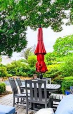 Outdoor patio table and 6 matching chairs