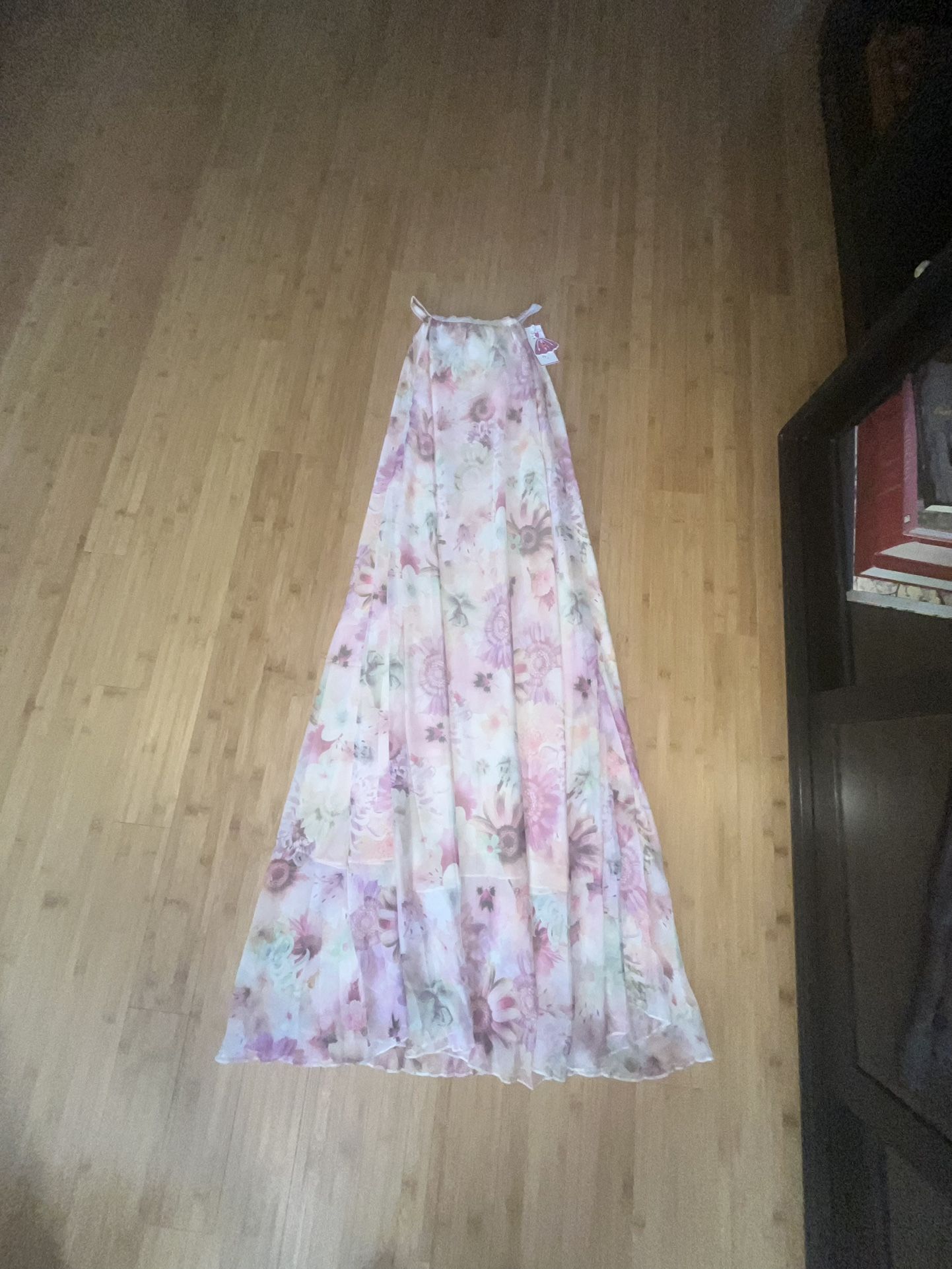 Medeshe Woman’s address. Size large. 100% polyester chiffon. Size large to https://offerup.com/redirect/?o=MlhsLk5ldw== with tags on.formal wear/ wedd