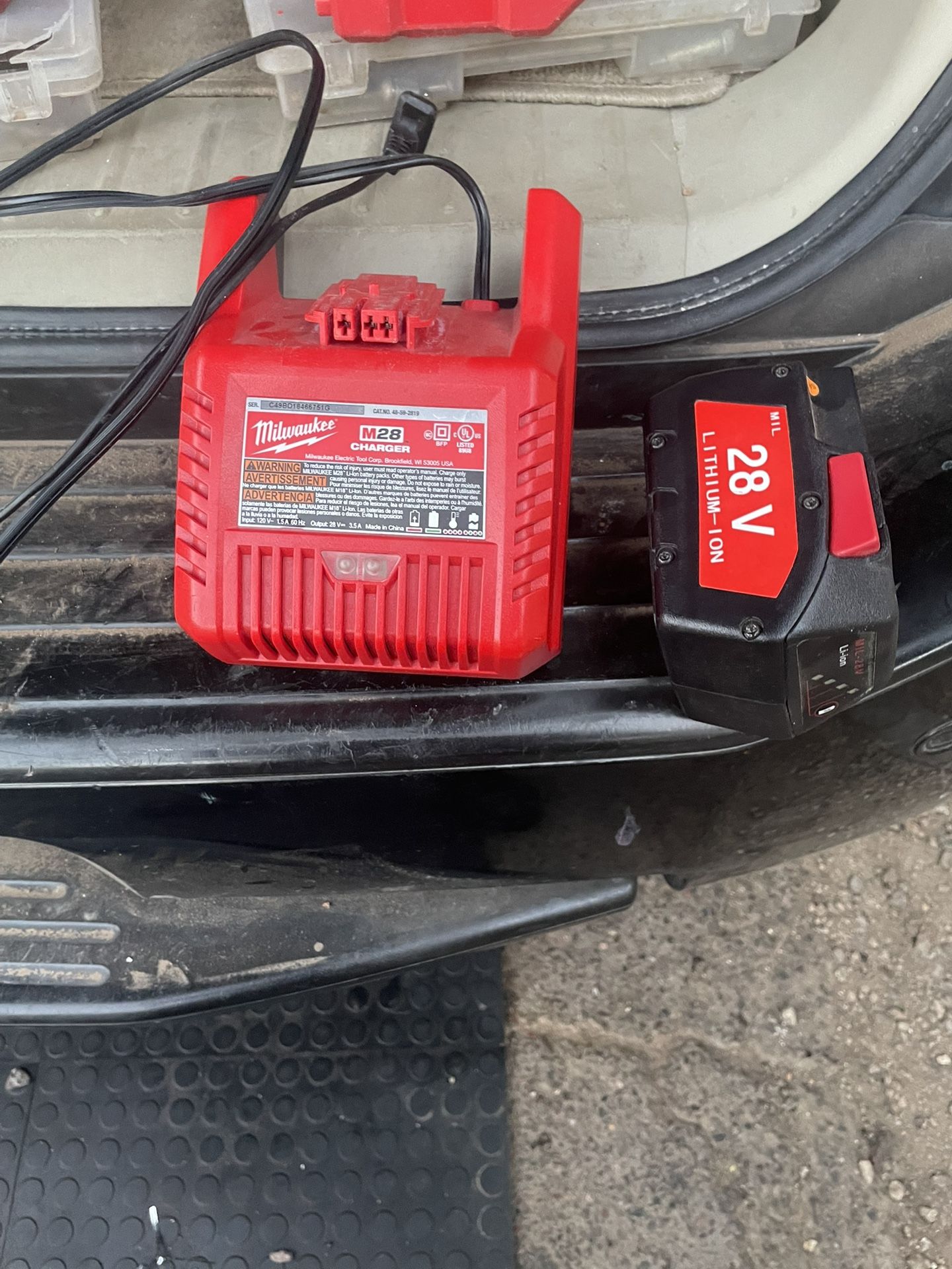 Milwaukee 28M Charger