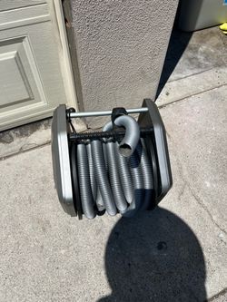 Giraffe retractable vacuum hose