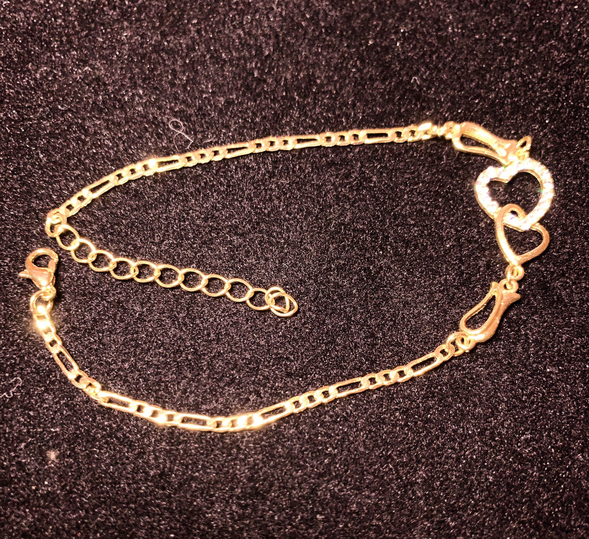 BRACELET OR ANKLET IN 18K YELLOW OR WHITE GOLD PLATED FIGARO HEART TO HEART CRYSTAL BANGLE