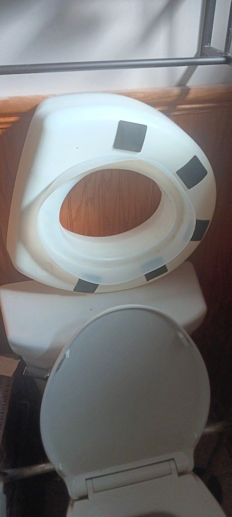 Seat riser for the toilet.