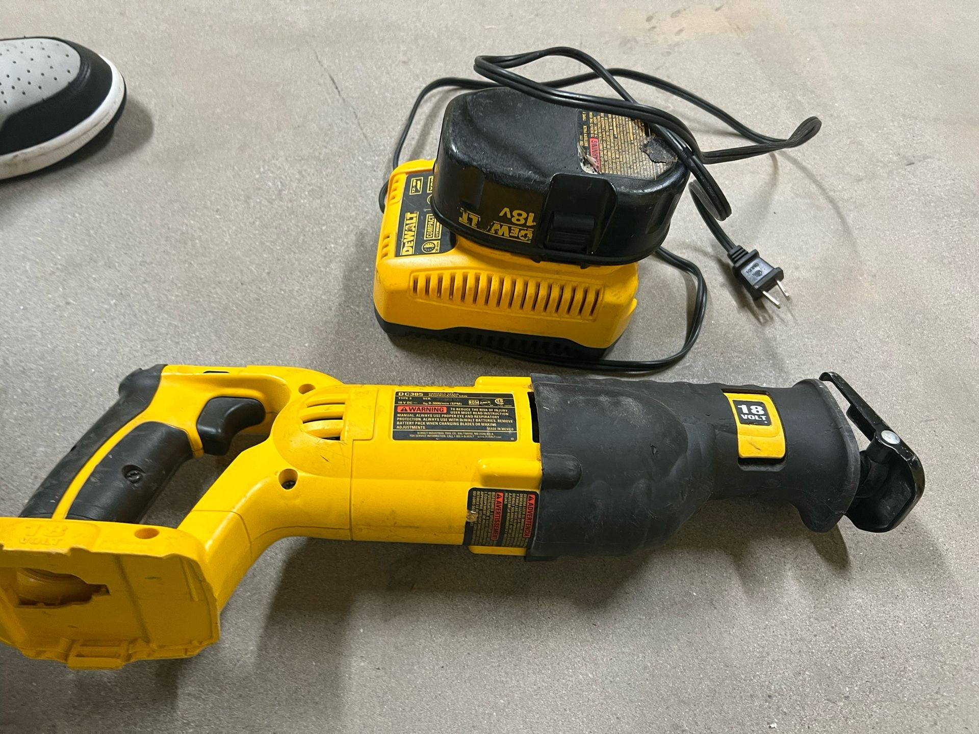 Dewalt 18v Dc385 Reciprocating Saw With Charger And Battery