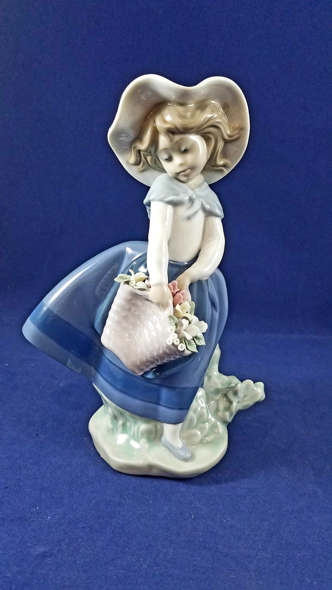 BEAUTIFUL LLADRO FIGURINES, 7 INCHES TALL IN EXCELLENT CONDITION