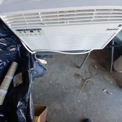 8000 BTU AIRCONDITIONER