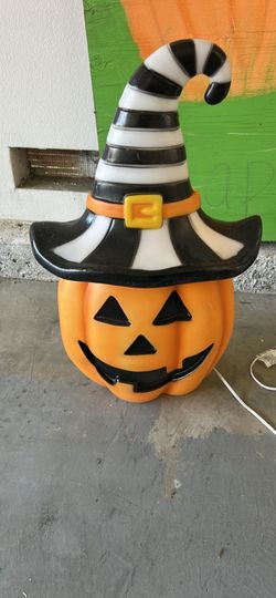 Pumpkin with witch hat