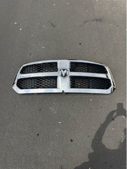 13-19 Dodge Ram 1500 OEM Grill