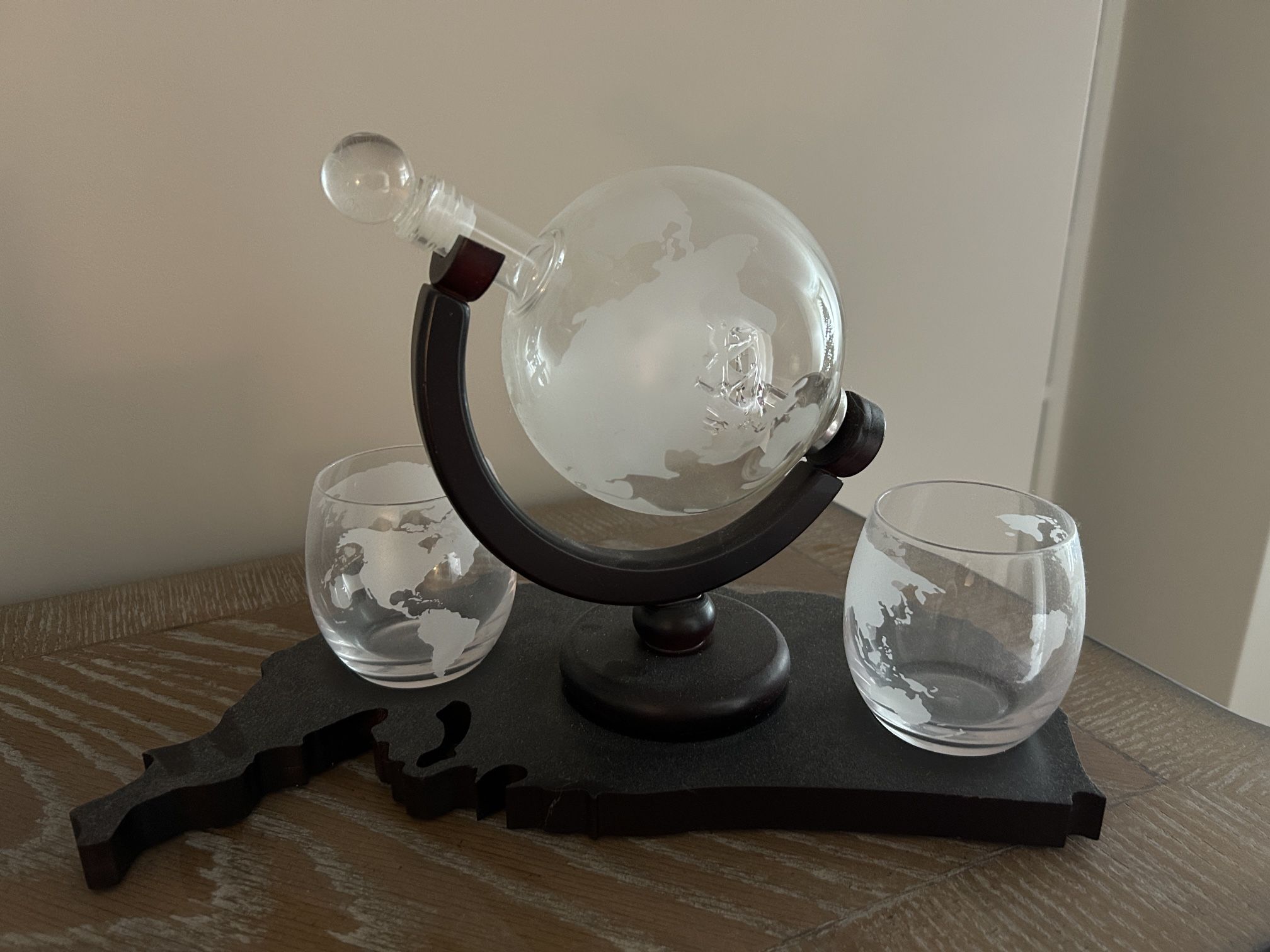 Decanter Globe Set with 2 Etched Glasses , 28oz