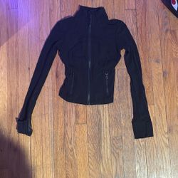 Lulu Lemon woman’s defined cropped jacket 