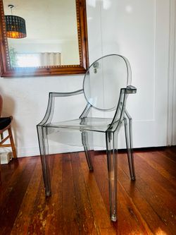 Oval Back Ghost Chair With  Arms