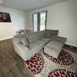 Grey Section Couch With Ottoman