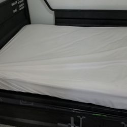 Metal trundle twin  in perfect condition