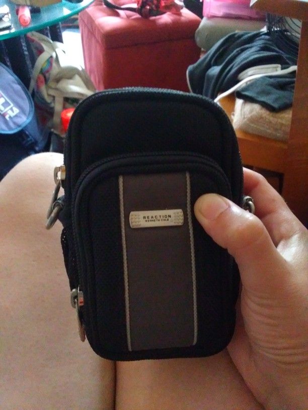 Kenneth Cole Camera/Cell Phone Bag. 