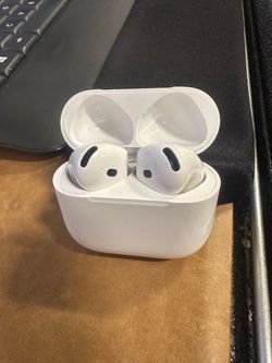 Apple AirPods with wireless Charging Case Gen 4