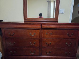 Dresser table with 8 drawers and a mirror
