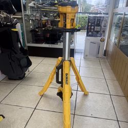 DEWALT Power Light Standing With No Battery 