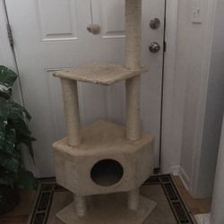 Beautiful, Clean And In Great/Like New Condition Cat Scratching Tower
