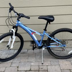 Diamondbacks Bicycle - Tess 24 Youth Girls 24" Wheel Mountain Bike, Blue in Excellent, Like New Condition! 