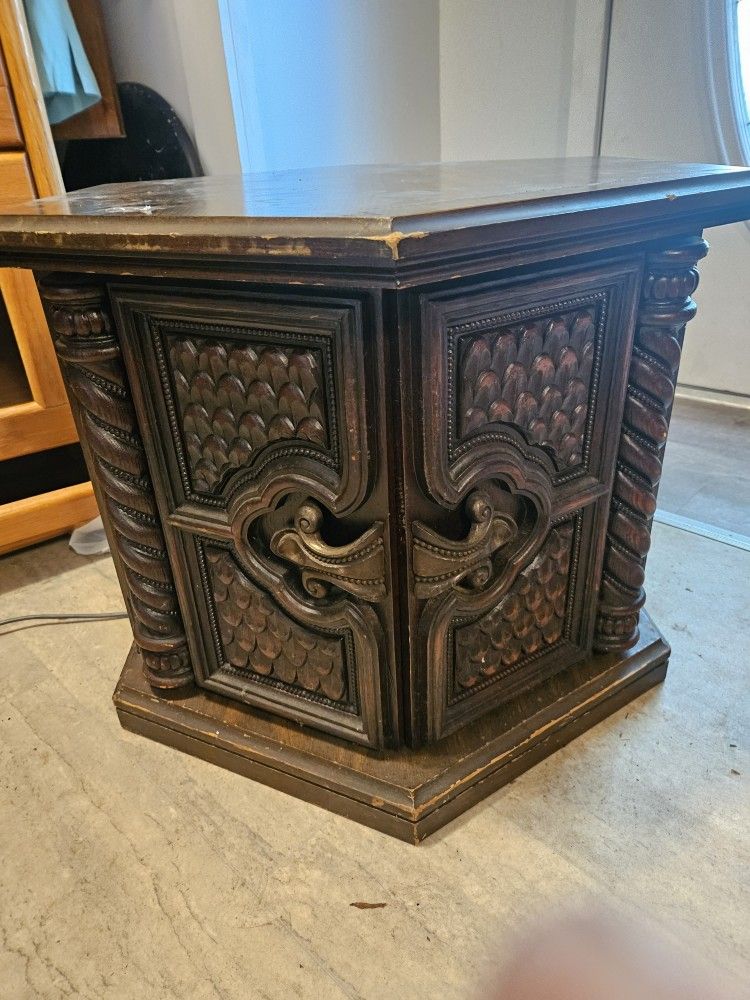 End Table W/ornate Design Free Delivery Louis/so In