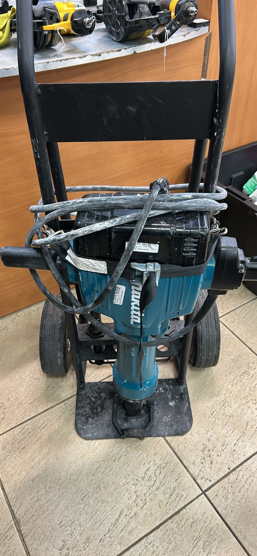 Makita Jack Hammer ( Hablamos Espanol )