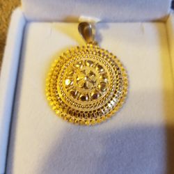 22 Krt Pure Gold Pendent. You Can Put It In Ur Chain Or By good Thread . Whatever U Like It. Selling By Piece. It’s Heavy Weight.