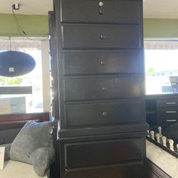 Pinewood 5D Chest With Lock 