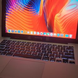 2 Pz excellent macbook ( 4gb memory )chaeger include