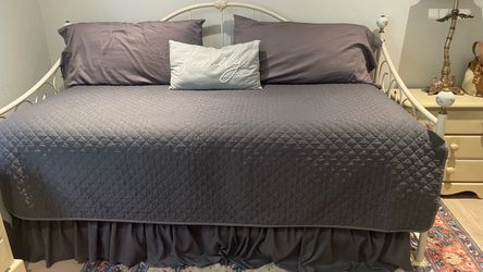 Full size daybed with 12” Nova foam full mattress