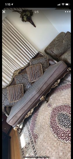 Living room sofa set used! In good condition comes with extra pillows free