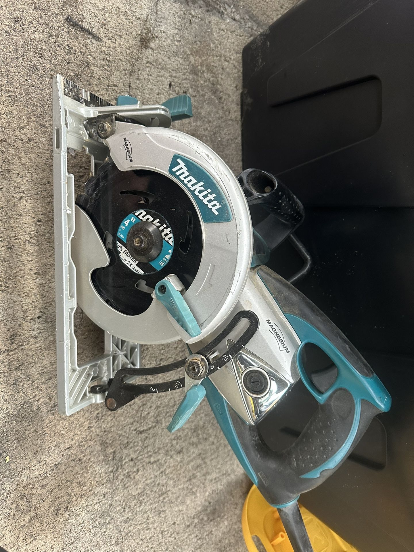 Corded Lightweight Magnesium Hypoid Circular Saw with built in fan and 24T Carbide blade