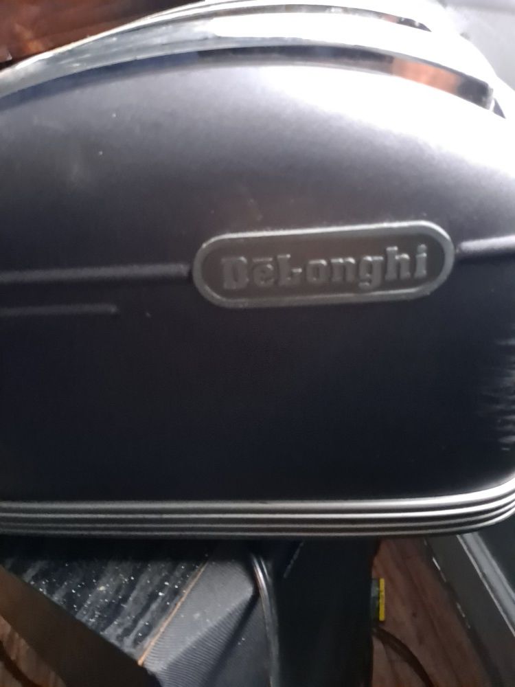 DēLonghi 4 slice toaster