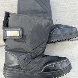 Snow boots Size 8
