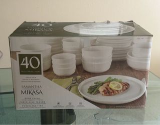 New in Box Mikasa Samantha 40-piece White Bone China Fine Porcelain Modern Dinnerware Set.