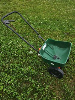 Scotts Turf Builder EdgeGuard Mini Broadcast Spreader 15#capacity