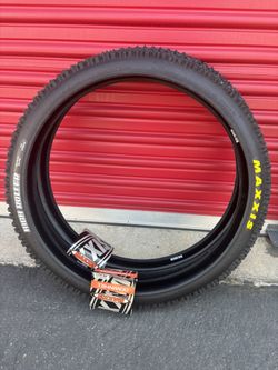 Brand New Maxxis DH Highroller 26 x 2.5 Tires