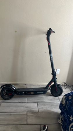 Hiboy ks4 pro it goes 19 mph and the range is 25 miles and it does comes with charger there 2 different mode, d mode is 13 and s is 19.