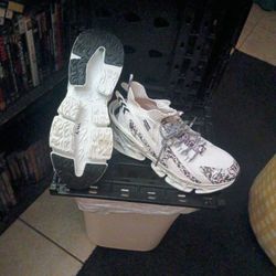 Nike "Reuluton Beans From Breking"