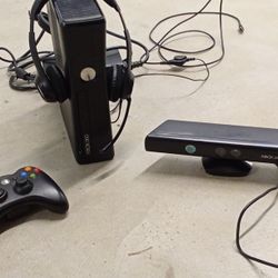 Xbox 360 w/ Kinect, Rechargeable Controller & Logi Headset