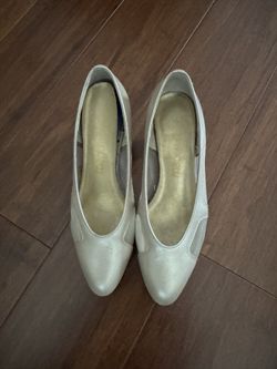 👠 Maga Leather Pumps – Size 4M
