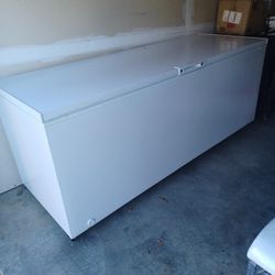 BEAUTIFUL 24.8 CU FT CHEST FREEZER 