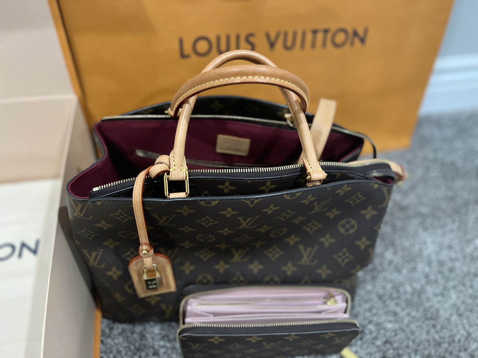 Louis Vuitton Purse & Wallet