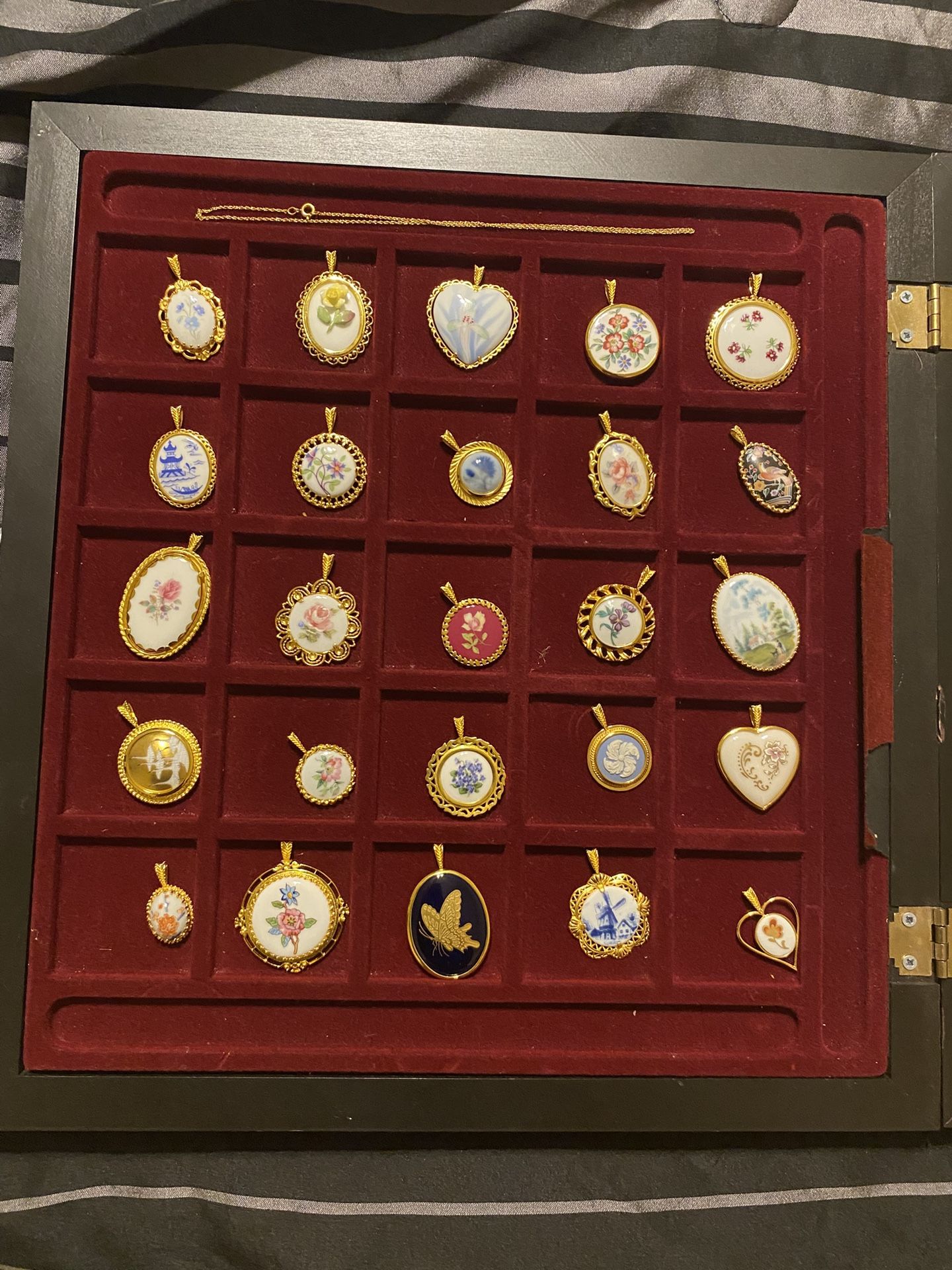 Danbury Mint Pendants of the World's Greatest Porcelain Houses