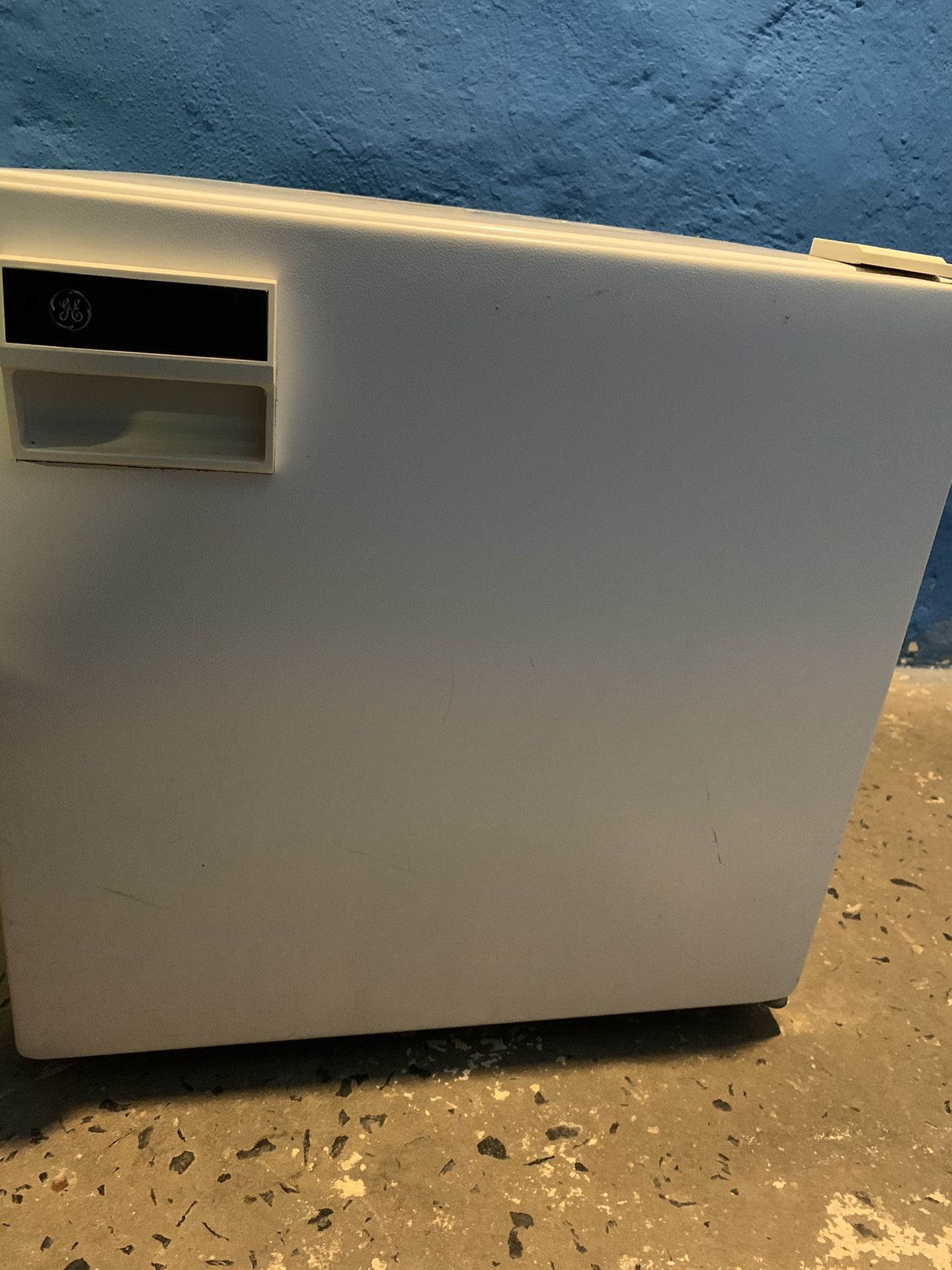 GE mini refrigerator